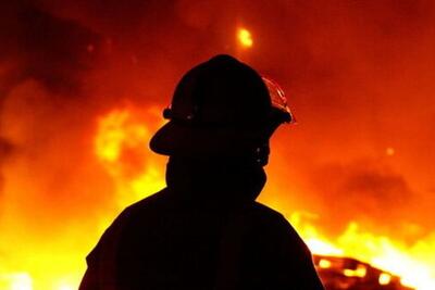  ببینید |  آتش‌سوزی پشت بام مجتمع تجاری در شوش تهران