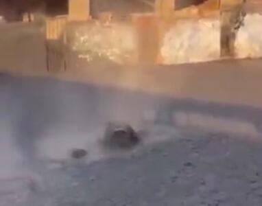  ببینید |لحظاتی عجیب از جوشیدن زمین و خروج بخار شدید از زیر خاک!