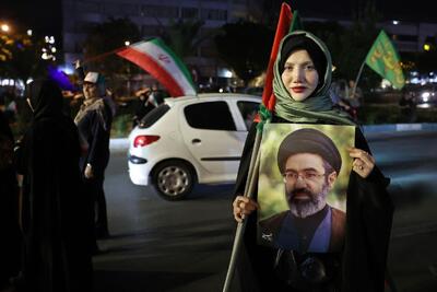  جهان به روایت تصویر؛ از فوتبال در زمین خاکی تا زنی با تصویر رهبر انقلاب
